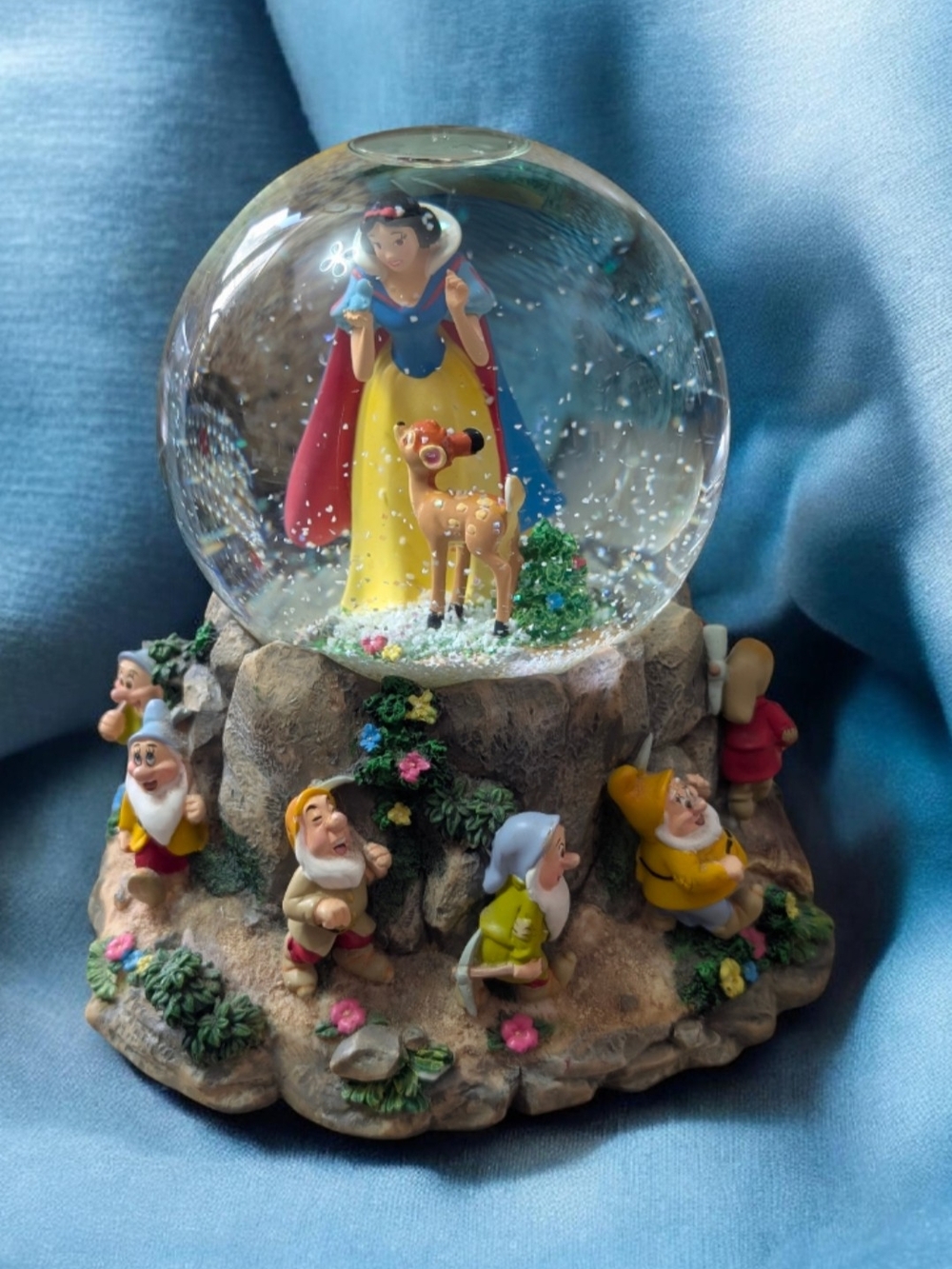 Disney snow globe Snow White and Bambi